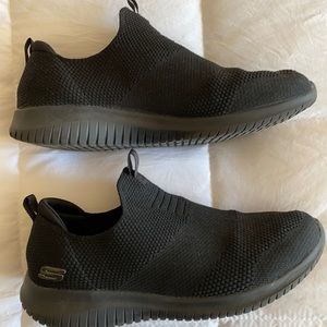 Black sketchers size 8 slip on tennis shoes
